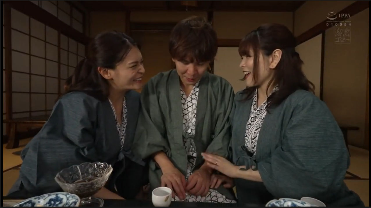 Hai em gái dâm đãng “quây” anh trai cu to và cái kết